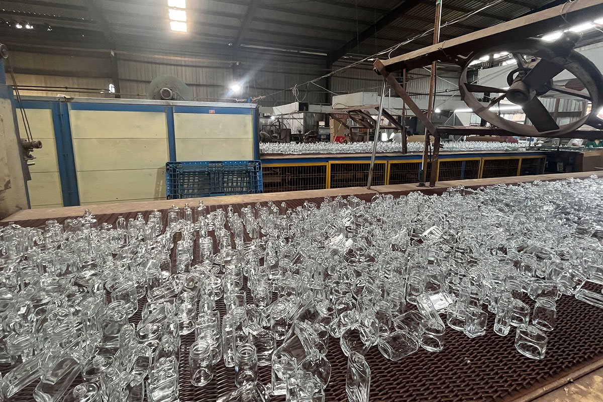 Custom-Glass-Bottle-Manufacturing-and-Packaging-3